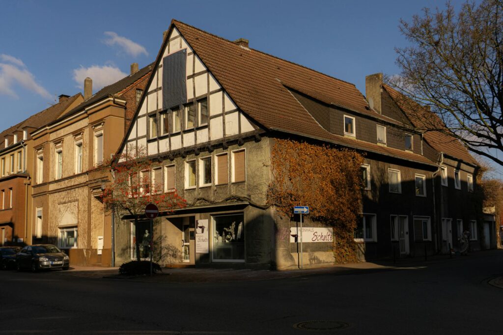 Wie die Dachausrichtung PV den Solarstromertrag bei Süd- und Ost-West-Dächern beeinflusst Dach mit Solarmodulen in Süd- und Ost-West-Ausrichtung für Solarstromertrag