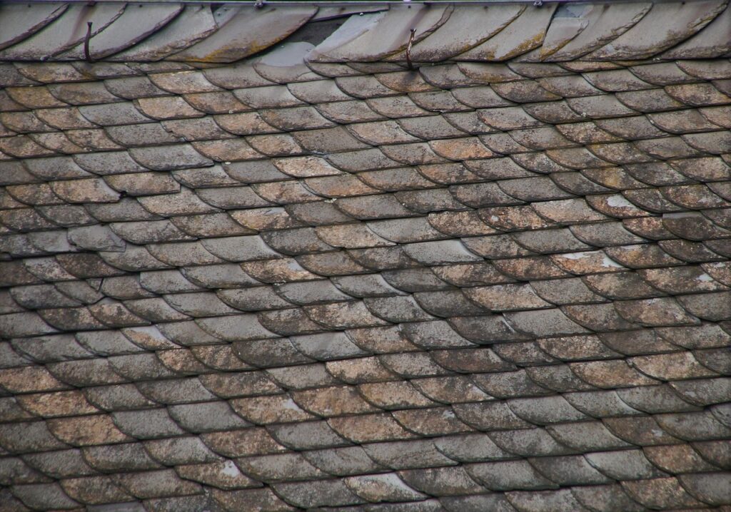 Hausbesitzer prüfen Dach mit Solarzellen bei moderner Dachsanierung und PV-Anlage