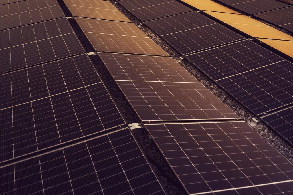 Solaranlage auf schräger Dachfläche optimal ausgerichtet für effiziente Energiegewinnung