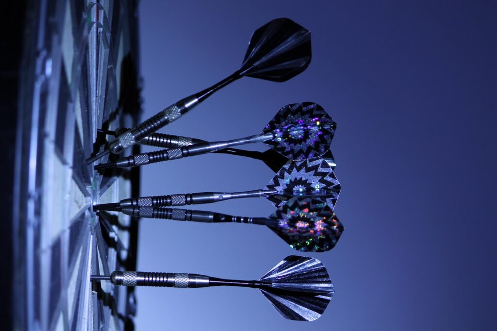 Dartspieler üben Wurftechnik und mentale Konzentration für bessere Ergebnisse