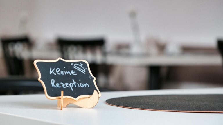 Solaranlage mit digitaler Grafik zur Einspeisevergütung 2025 und EEG-Änderungen