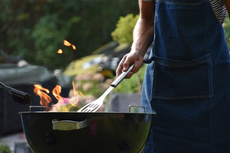 Solarbetriebener Grill im Garten mit Sonnenlicht nachhaltig und emissionsfrei genießen