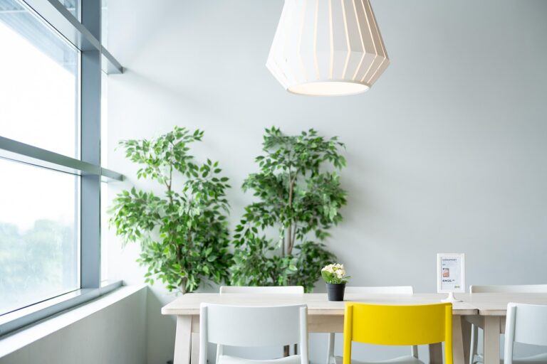 Nachhaltig heizen mit der IKEA Wärmepumpe Erfahrungen und Tipps IKEA Wärmepumpe installiert in modernem Wohnzimmer für nachhaltiges Heizen