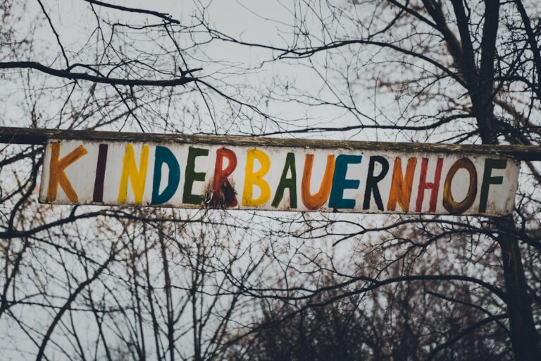 Junge Familie plant Kinderwunsch und nutzt nachhaltige Solarenergie zuhause