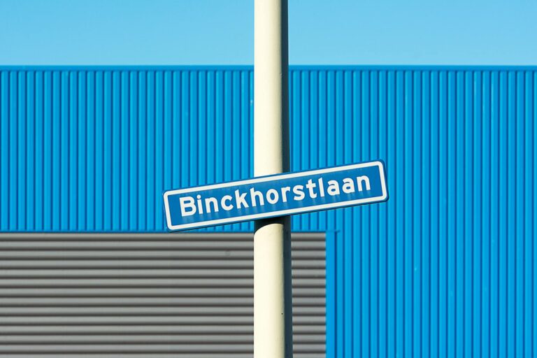 Solarmodule und Batteriespeicher einer Off-Grid PV-Anlage für maximale Energieunabhängigkeit