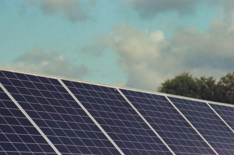 Photovoltaik Ratgeber zum Download mit praktischen Planungstipps Illustration eines Photovoltaik Ratgebers mit Solaranlagenplanung und praktischen Tipps