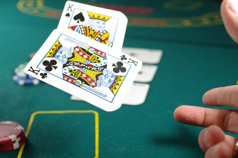 Pokerkarten und Solarpanel symbolisieren strategische Entscheidungen für nachhaltige Energieplanung