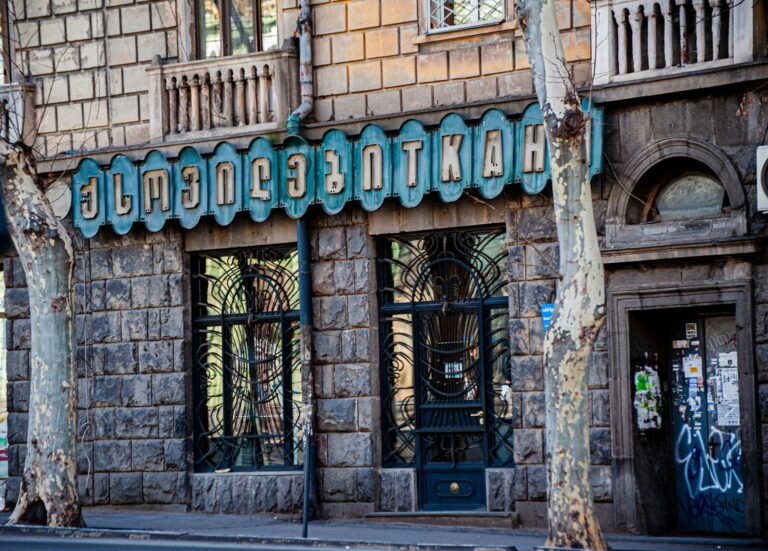 Moderne Photovoltaikanlage mit Erweiterung auf Hausdach sinnvoll geplant