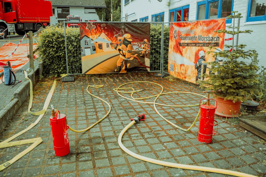 Photovoltaikanlage auf Dach mit installierten Brandschutzmaßnahmen und Blitzschutzsystem