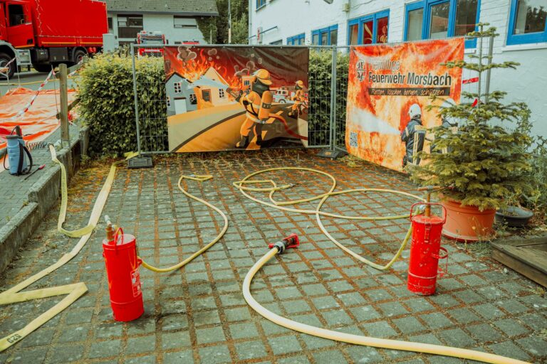 Photovoltaikanlage auf Dach mit installierten Brandschutzmaßnahmen und Blitzschutzsystem