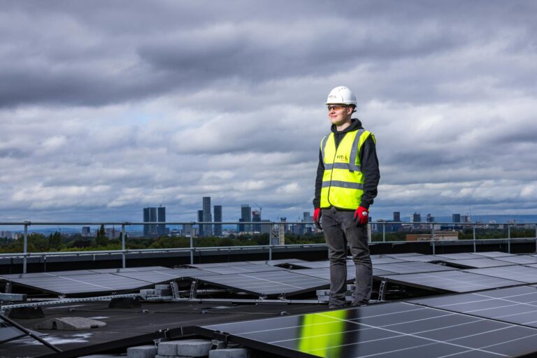 Hausbesitzer bei professioneller PV Dachprüfung auf Solardach für Sicherheit und Werterhalt