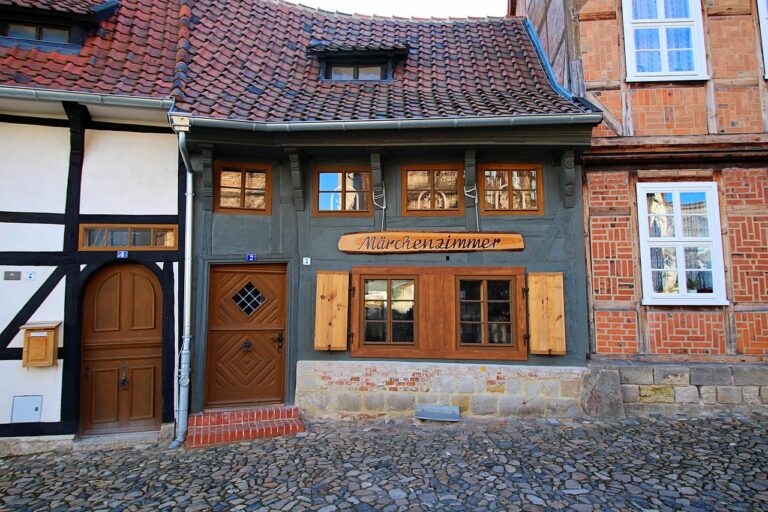 Genehmigung von PV-Anlagen bei denkmalgeschützten Gebäuden richtig beantragen Photovoltaikanlage auf historischem Gebäude mit denkmalrechtlicher Genehmigung im Blick