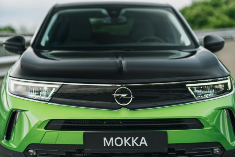 Elektroauto lädt umweltfreundlich mit Solarstrom aus der eigenen PV-Anlage zu Hause