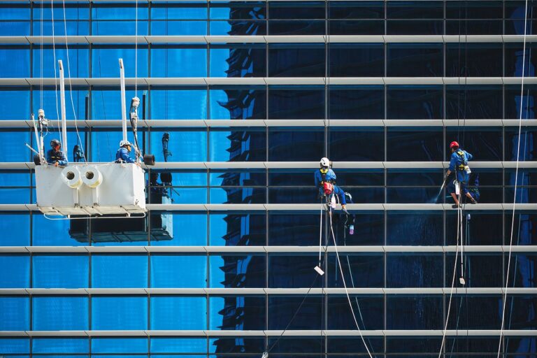 Photovoltaikanlage bei Wartung mit Checkliste zur Effizienzsteigerung und Langlebigkeit