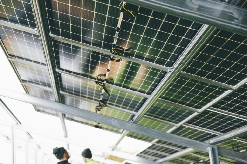 Haus mit Solaranlage auf dem Dach zur steuerfreien Nutzung von Solarstrom