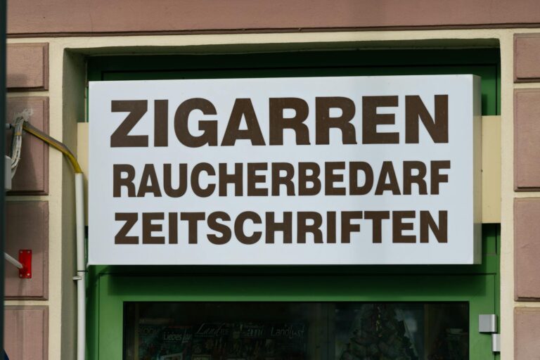 Wer von der Solarpflicht 2026 betroffen ist und was jetzt gilt Haus mit Solarpanelen als Beispiel fĂĽr Solarpflicht betroffen ab 2026 in Deutschland