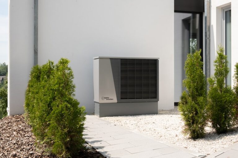 Wärmepumpe und Solaranlage für effiziente und nachhaltige Wärmegewinnung im Haus