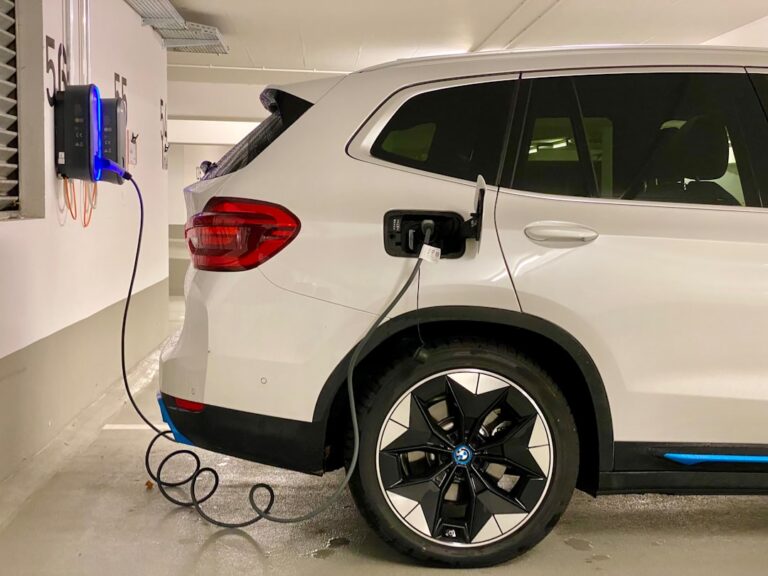 Wallbox lädt Elektroauto effizient mit überschüssigem Solarstrom von der Photovoltaikanlage