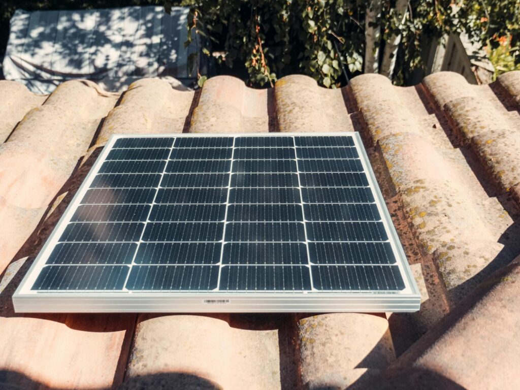Wechselrichter in Solaranlage mit Warnleuchte als Symbol für Defekt und Fehlerquellen