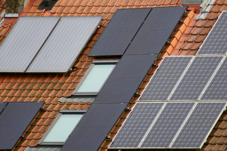 Illustration zum Thema Wirtschaftlichkeit Solaranlage prüfen