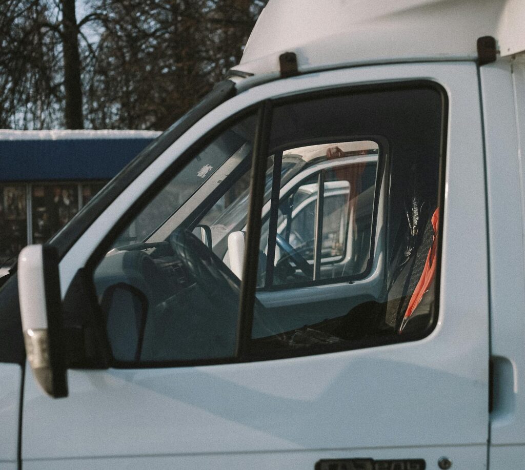 Wohnmobil PV nachrüsten und unabhängig unterwegs Strom erzeugen Wohnmobil mit nachgerüsteter Solaranlage für unabhängige Stromversorgung unterwegs