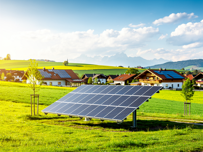 Kommunale PV Zuschüsse in Bayern nutzen und nachhaltige Energieprojekte fördern Solaranlage auf öffentlichem Gebäude in Bayern mit kommunalen PV Zuschüssen gefördert