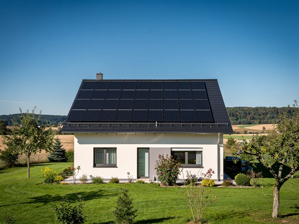 Photovoltaik Sachsen im Fokus aktuelle Entwicklungen und Trends bis 2026 Moderne Photovoltaikanlage in Sachsen vor urbanem Hintergrund mit Solarmodulen