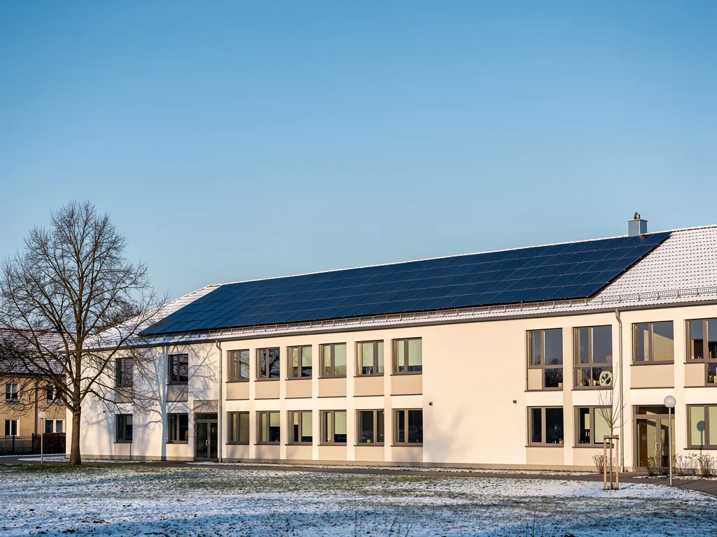 PV öffentliche Gebäude in Sachsen-Anhalt als Beitrag zur Energiewende nutzen Solaranlage auf öffentlichem Gebäude in Sachsen-Anhalt zur CO₂-Reduktion