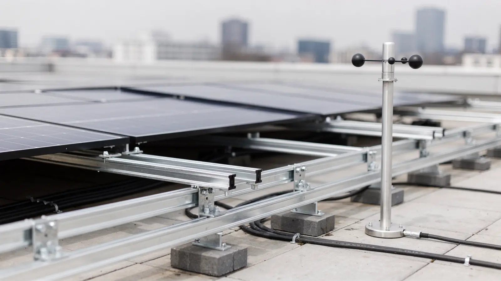 PV-Anlage auf einem Dach mit Montageschienen und Windmesser zur Windlast-Planung