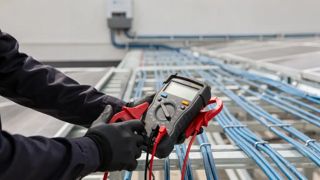 PV-Leistung testen: So prüfen Sie Ertrag, Strings und Wechselrichter PV-Leistung testen an Solarmodulen, Wechselrichter und Messgerät zur Prüfung von Ertrag und Strings