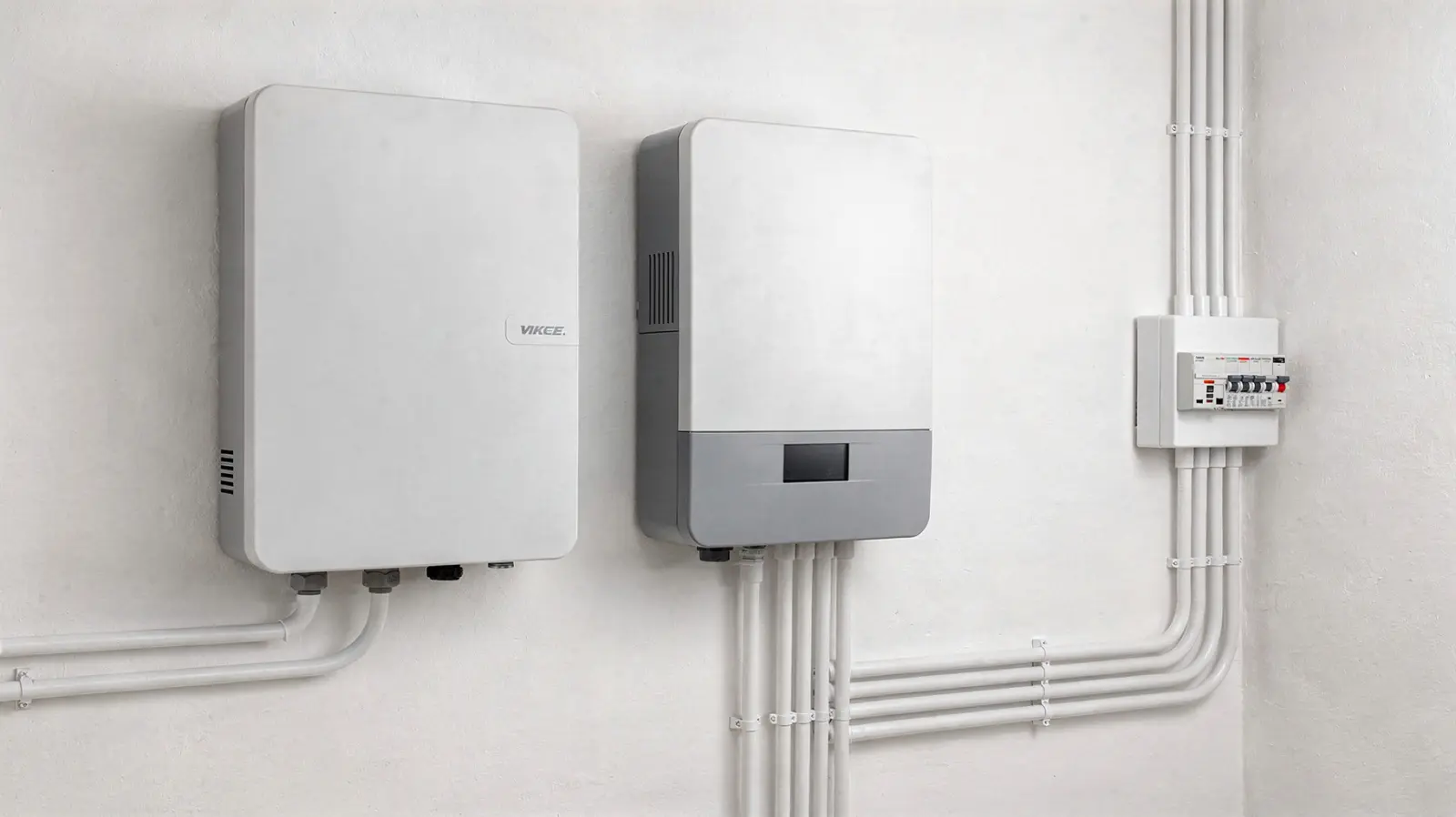 Notstromspeicher in einem Technikraum mit Batterie, Wechselrichter und Sicherungskasten.