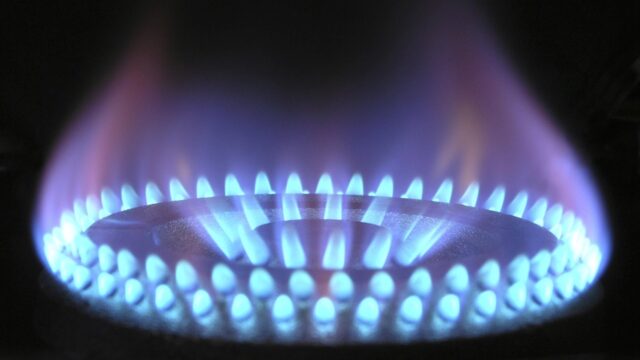 Blaue Gasflamme am Brenner eines Gasherds