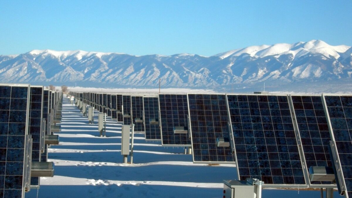 Schneebedeckte Landschaft mit Photovoltaikmodulen