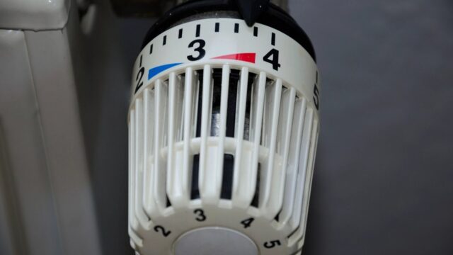 Thermostat am Heizkörper in einem Wohnhaus